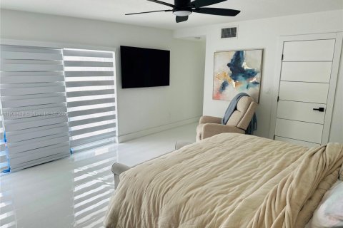 House in North Miami Beach, Florida 4 bedrooms, 248.51 sq.m. № 1965243 - photo 22