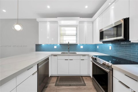 Casa en alquiler en Miami, Florida, 3 dormitorios, 171.31 m2 № 1986234 - foto 6