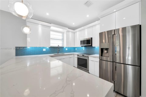 Casa en alquiler en Miami, Florida, 3 dormitorios, 171.31 m2 № 1986234 - foto 7