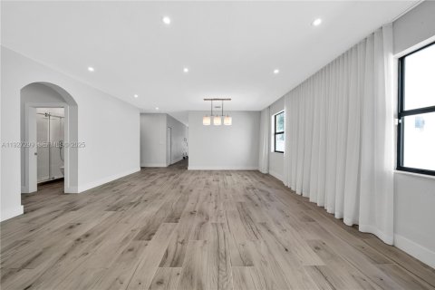 Casa en alquiler en Miami, Florida, 3 dormitorios, 171.31 m2 № 1986234 - foto 8