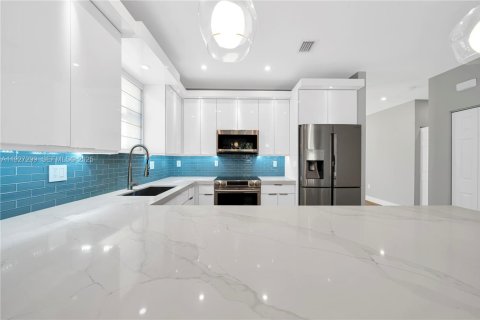 Casa en alquiler en Miami, Florida, 3 dormitorios, 171.31 m2 № 1986234 - foto 5