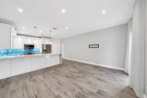 Casa en alquiler en Miami, Florida, 3 dormitorios, 171.31 m2 № 1986234 - foto 16