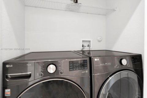 Casa en alquiler en Miami, Florida, 3 dormitorios, 171.31 m2 № 1986234 - foto 19