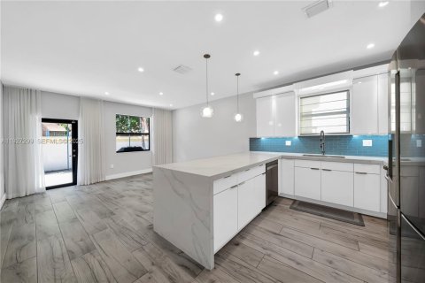 Casa en alquiler en Miami, Florida, 3 dormitorios, 171.31 m2 № 1986234 - foto 28