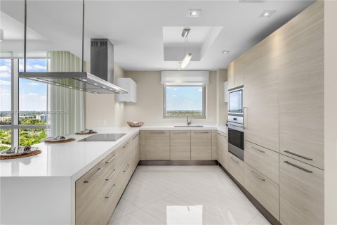 Condo in North Miami Beach, Florida, 2 bedrooms  № 1863251 - photo 11