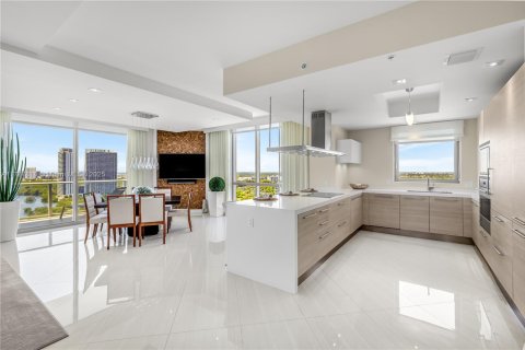 Condo in North Miami Beach, Florida, 2 bedrooms  № 1863251 - photo 9