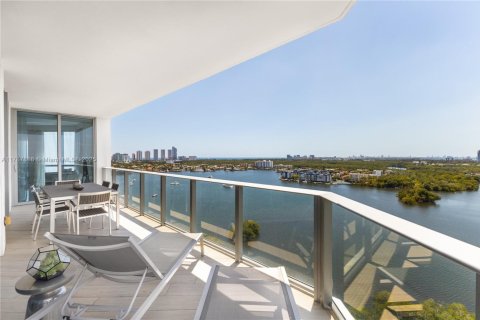 Condo in North Miami Beach, Florida, 2 bedrooms  № 1863251 - photo 1