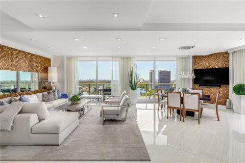 Condo in North Miami Beach, Florida, 2 bedrooms  № 1863251 - photo 4