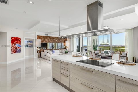 Condo in North Miami Beach, Florida, 2 bedrooms  № 1863251 - photo 10
