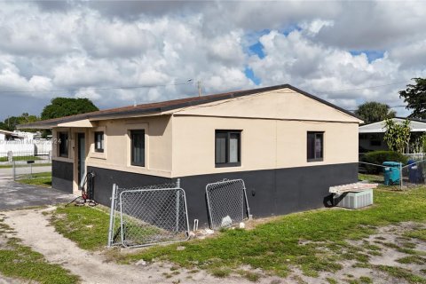 House in Miami Gardens, Florida 2 bedrooms, 72.46 sq.m. № 1863576 - photo 6