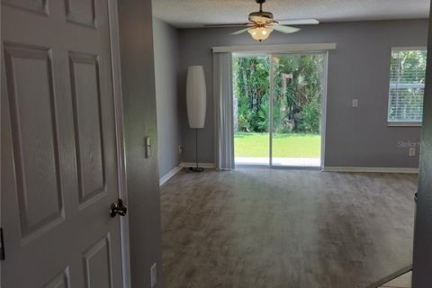 Townhouse in Land O' Lakes, Florida 2 bedrooms, 120.4 sq.m. № 1521550 - photo 3