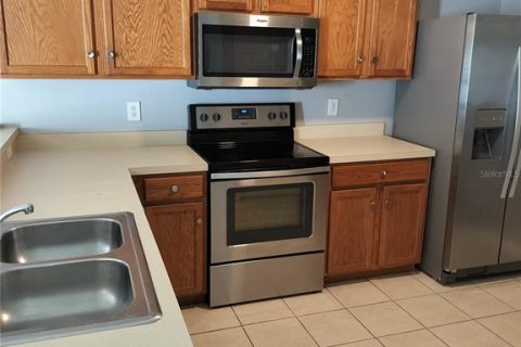 Townhouse in Land O' Lakes, Florida 2 bedrooms, 120.4 sq.m. № 1521550 - photo 4