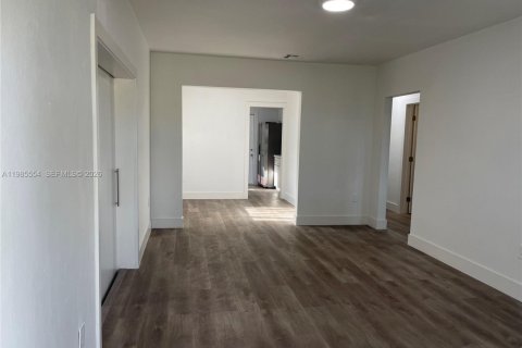 Снять в аренду виллу или дом в Норт-Майами, Флорида 3 спальни, 110.37м2, № 2047072 - фото 2