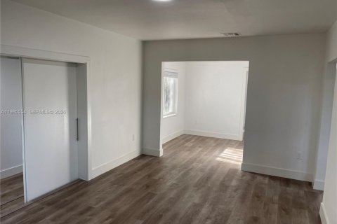 Снять в аренду виллу или дом в Норт-Майами, Флорида 3 спальни, 110.37м2, № 2047072 - фото 3