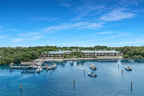 House in Islamorada, Village of Islands, Florida 3 bedrooms, 125.88 sq.m. № 1695386 - photo 1