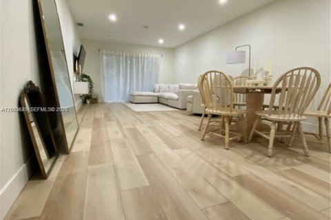 Condo in Hollywood, Florida, 2 bedrooms  № 2069170 - photo 3