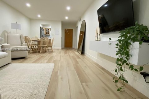 Condo in Hollywood, Florida, 2 bedrooms  № 2069170 - photo 4