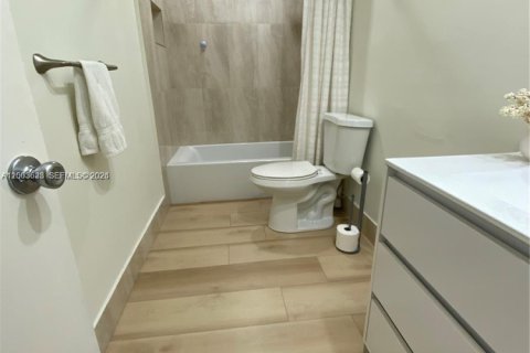 Condo in Hollywood, Florida, 2 bedrooms  № 2069170 - photo 17