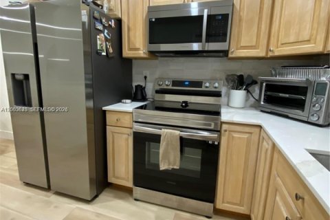 Condo in Hollywood, Florida, 2 bedrooms  № 2069170 - photo 8