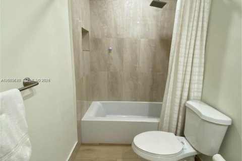 Condo in Hollywood, Florida, 2 bedrooms  № 2069170 - photo 18