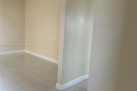 Снять в аренду виллу или дом в Майами, Флорида 2 спальни, 720.92м2, № 2005808 - фото 9