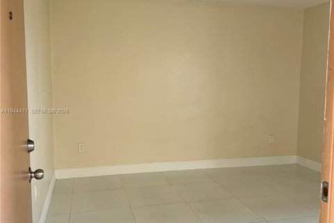 Снять в аренду виллу или дом в Майами, Флорида 2 спальни, 720.92м2, № 2005808 - фото 3