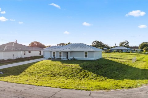 House in LaBelle, Florida 3 bedrooms, 133.78 sq.m. № 1762479 - photo 2