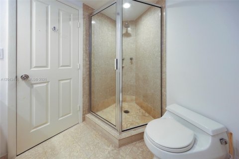 Снять в аренду кондоминиум в Майами, Флорида 2 спальни, 192.31м2, № 2145842 - фото 24
