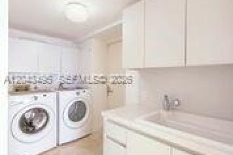 Снять в аренду кондоминиум в Майами, Флорида 2 спальни, 192.31м2, № 2145842 - фото 16