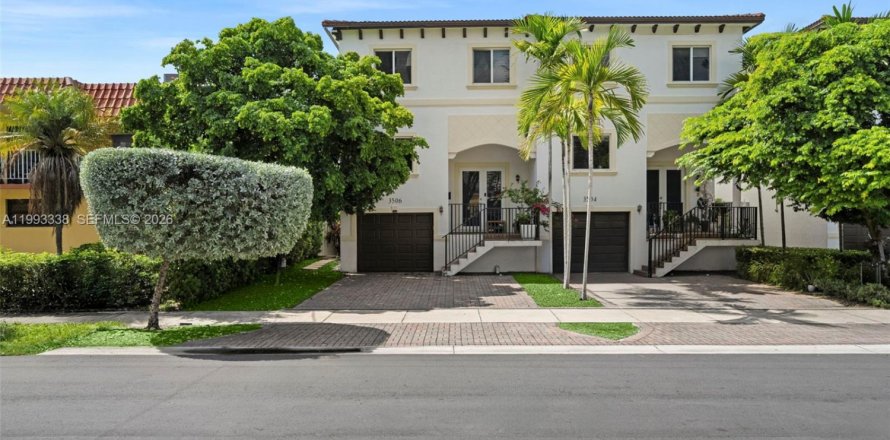 Adosado en North Miami Beach, Florida 3 dormitorios, 209.22 m2 № 2254698