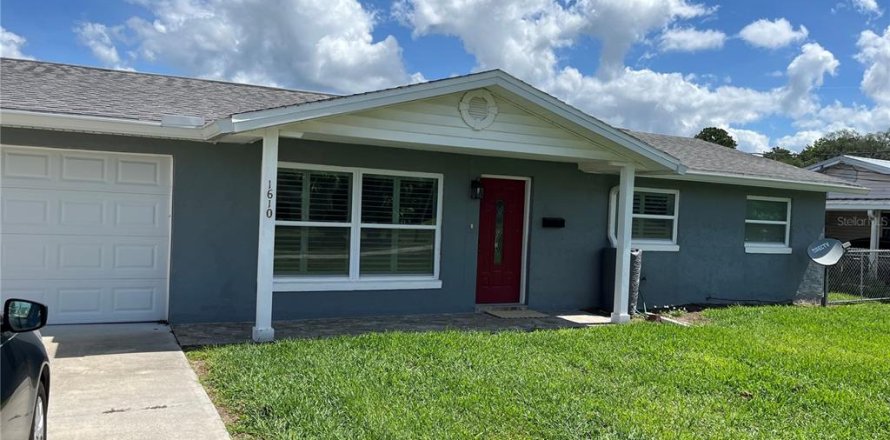 House in Astor, Florida 3 bedrooms, 120.77 sq.m. № 2132214