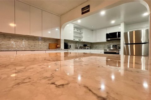 Condominio en venta en Miami, Florida, 3 dormitorios, 157.93 m2 № 1926843 - foto 3