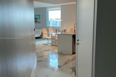 Купить кондоминиум в Майами, Флорида 2 спальни, 111.48м2, № 1961657 - фото 16