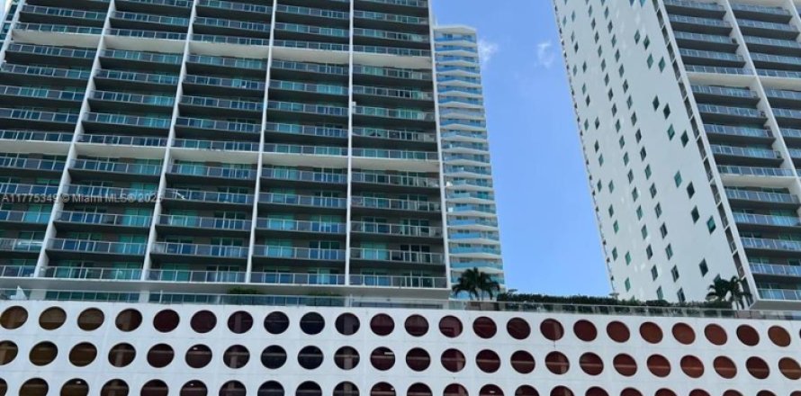 Кондоминиум с 2 спальнями в Майами, Флорида № 1961657