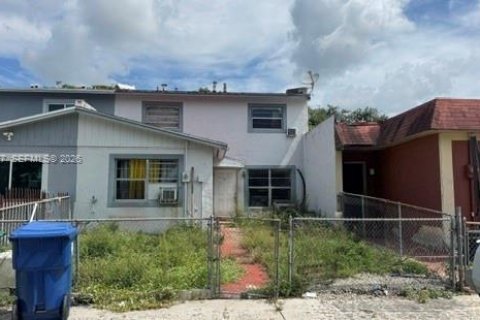 Adosado en Miami Gardens, Florida 4 dormitorios, 114.36 m2 № 2374898
