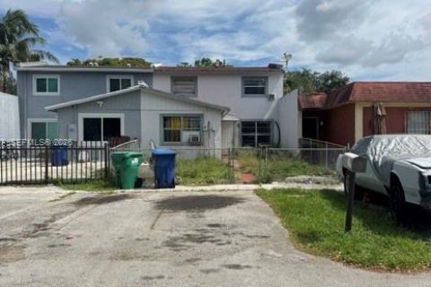Adosado en venta en Miami Gardens, Florida, 4 dormitorios, 114.36 m2 № 2374898 - foto 2