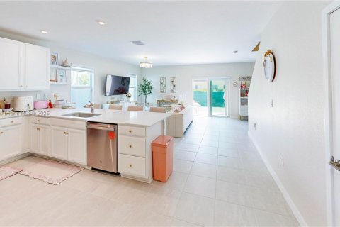 Townhouse in Florida City, Florida 3 bedrooms, 159.33 sq.m. № 1744050 - photo 10