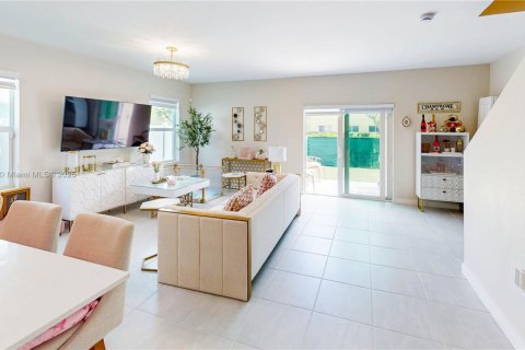 Townhouse in Florida City, Florida 3 bedrooms, 159.33 sq.m. № 1744050 - photo 14
