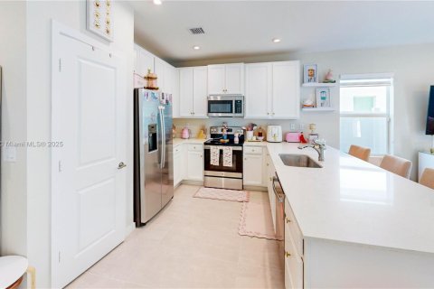 Townhouse in Florida City, Florida 3 bedrooms, 159.33 sq.m. № 1744050 - photo 11
