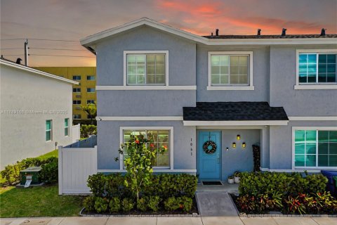 Townhouse in Florida City, Florida 3 bedrooms, 159.33 sq.m. № 1744050 - photo 1
