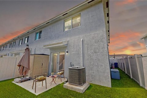 Townhouse in Florida City, Florida 3 bedrooms, 159.33 sq.m. № 1744050 - photo 2