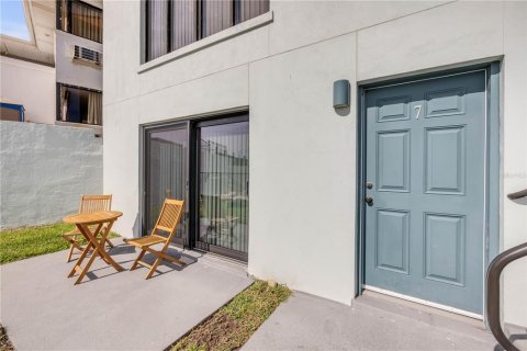 Condo in Daytona Beach, Florida, 1 bedroom  № 1813137 - photo 11