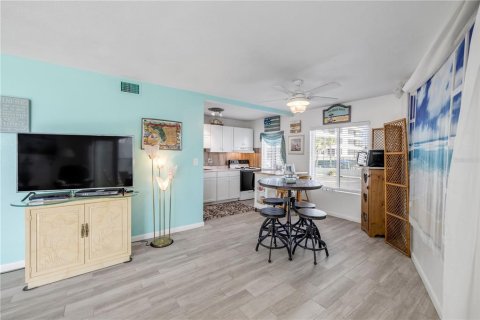 Condo in Daytona Beach, Florida, 1 bedroom  № 1813137 - photo 21