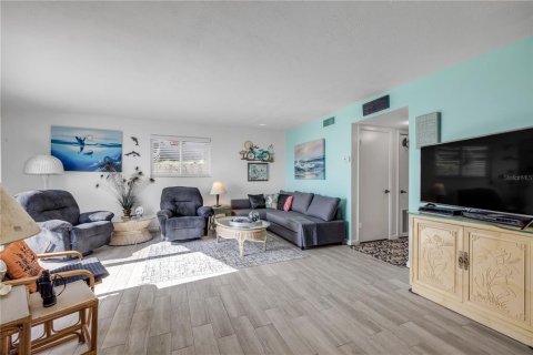 Condo in Daytona Beach, Florida, 1 bedroom  № 1813137 - photo 16