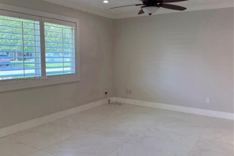 House in Palmetto Bay, Florida 4 bedrooms, 195.37 sq.m. № 1979931 - photo 17