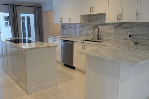 House in Palmetto Bay, Florida 4 bedrooms, 195.37 sq.m. № 1979931 - photo 13