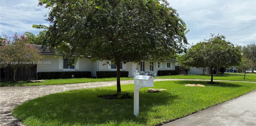 House in Palmetto Bay, Florida 4 bedrooms, 195.37 sq.m. № 1979931