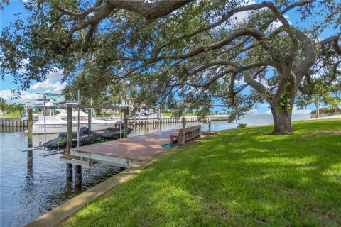 House in Saint Petersburg, Florida 3 bedrooms, 156.08 sq.m. № 1903023 - photo 25