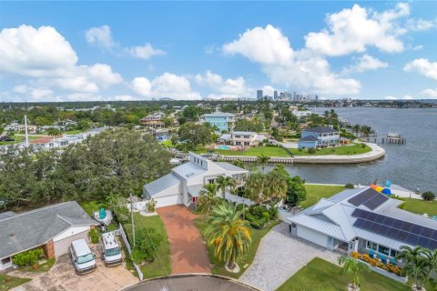 House in Saint Petersburg, Florida 3 bedrooms, 156.08 sq.m. № 1903023 - photo 2