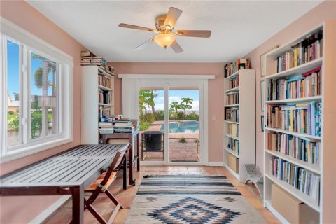 House in Saint Petersburg, Florida 3 bedrooms, 156.08 sq.m. № 1903023 - photo 19